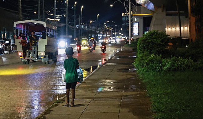 Dans les rues de Poipet, ville fronti&egrave;re avec la&nbsp;Tha&iuml;lande, o&ugrave; prosp&egrave;rent tous les trafics, le 29 juin 2024.