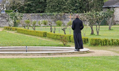 La Communaut&eacute; Saint-Martin s&rsquo;est install&eacute;e dans l&rsquo;abbaye d&rsquo;&Eacute;vron en 2014. 80 s&eacute;minaristes et sept formateurs vivent dans la petite commune mayennaise.