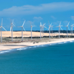 Parque eólico na praia de Aracati no Ceará