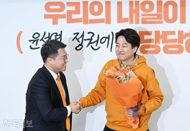 이준석(오른쪽) 개혁신당 대표가 11일 국회에서 열린 중앙선거대책위원회 해단식에서 당직자에게 당선 축하 꽃다발을 받고 웃고 있다. 고영권 기자