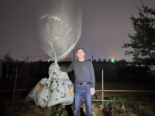 박상학 자유북한운동연합 대표가 2022년 4월 경기 김포에서 대북 전단 100만 장을 날려 보내는 모습. 자유북한운동연합 제공