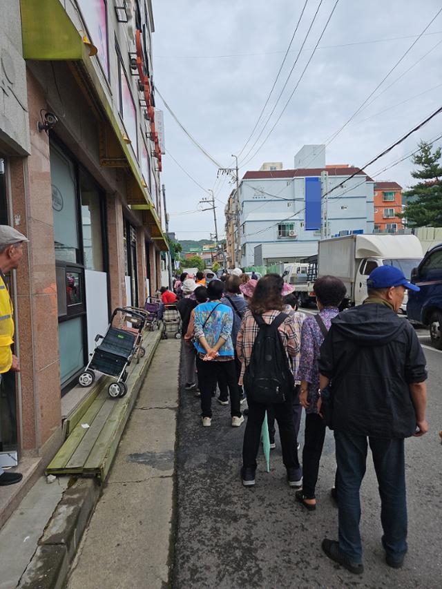 15일 오전 인천 계양구의 한 교회 앞에 노인들이 줄을 서 있다. 교회는 매주 토요일 오전 예배에 참석한 노인에게 현금 5,000원을 주고 있다. 인천=박준석 기자