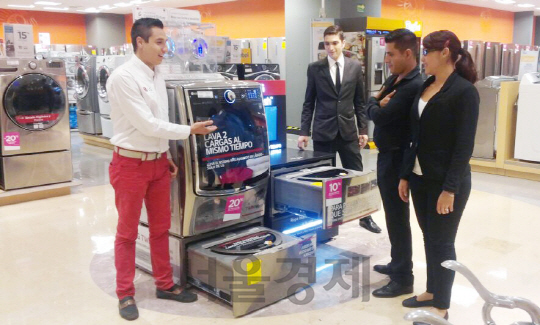 멕시코의 한 가전 매장에서 LG전자 직원이 고객에게 ‘LG 트윈워시’를 소개하고 있다. /사진제공=LG전자