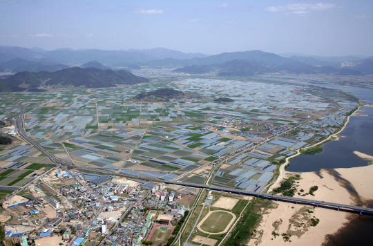 영남권 신공항 입지 선정용역에서 신공항 입지가 백지화된 경남 밀양시 하남읍 일대 전경. 이날 신공항에 대한 사전타당성 연구용역을 벌여온 프랑스 파리공항공단엔지니어링(ADPi)과 국토교통부는 김해공항을 확장하는 방안이 최적의 대안이라는 결론을 내렸다./사진제공=경남도