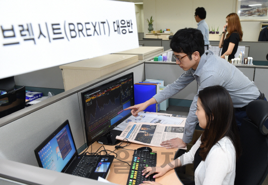 한국무역협회의 ‘브렉시트 긴급 대응반’ 소속 직원들이 28일 서울 삼성동 무협에서 해외 시장 동향을 살피고 있다. /사진제공=무역협회