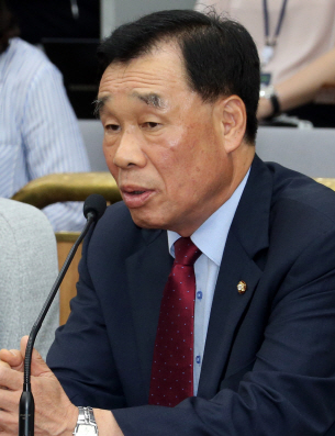 새누리당이 김태흠 의원의 사퇴로 공석이 된 제1사무부총장에 김기선 의원을 내정했다./연합뉴스