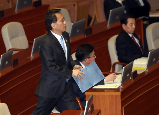 법무차관 '최태민 불법 재산조성 의혹 공소시효, 국회와 연구'