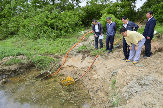 지난달 31일 충청남도 예산의 한 농가에서 이경섭(앞줄 오른쪽) 농협은행장이 관계자들과 함께 가뭄 피해 상황을 점검하고 있다./사진제공=농협은행