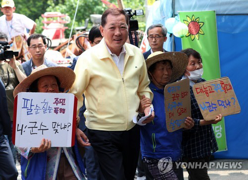 대화 꺼리던 성주군수 주민과 간담회…새정부 '사드 기류' 의식?