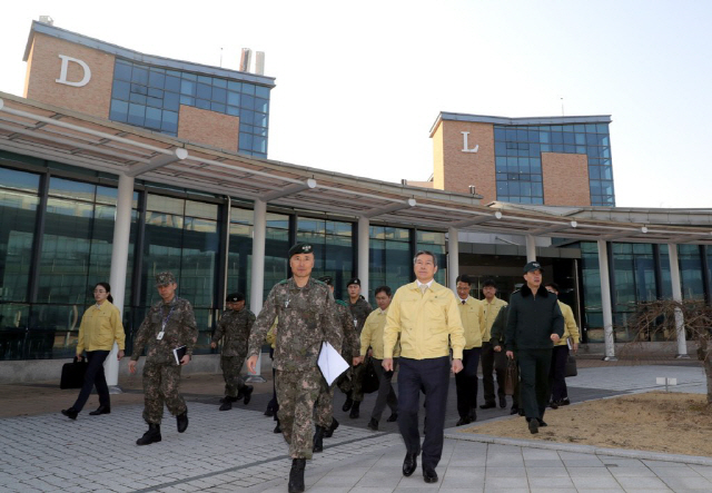 정경두 국방부 장관이 10일 중국 후베이(湖北)성 우한(武漢)에서 3차 전세기를 통해 귀국하는 교민의 임시생활 시설로 선정된 경기도 이천의 국방어학원 현장을 점검하고 있다. / 사진=국방부 제공