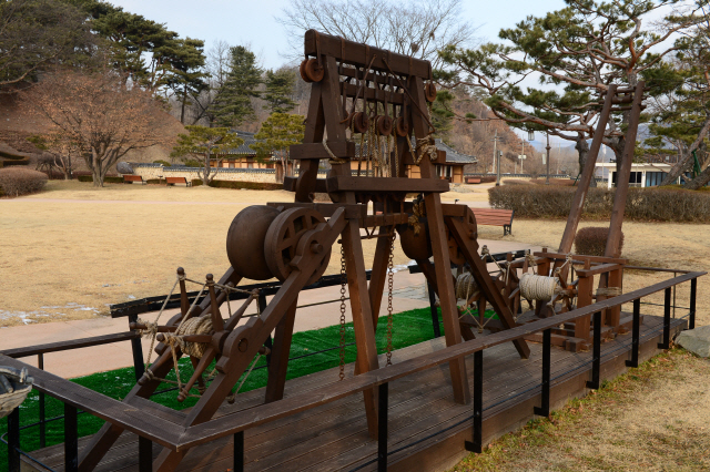 다산이 발명해 화성 축조에 사용한 거중기. 거중기를 이용하면 한 사람이 240㎏를 들어올릴수 있다.