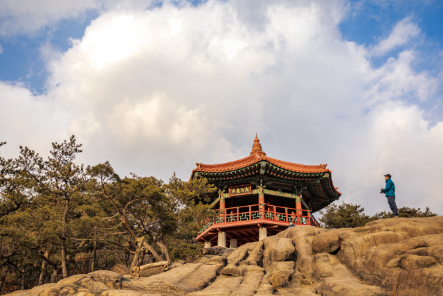 서울둘레길 2코스에 있는 아차산 팔각정