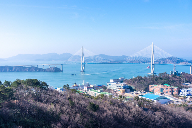 유달산둘레길에 있는 유달산 바위에서 본 목포대교