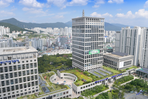 부산시가 운영하는 학교밖청소년지원센터가 자립장려금·교통비·취업을 지원하는 여성가족부의 내일이룸학교 공모에 선정됐다. 부산시청 전경./사진제공=부산시