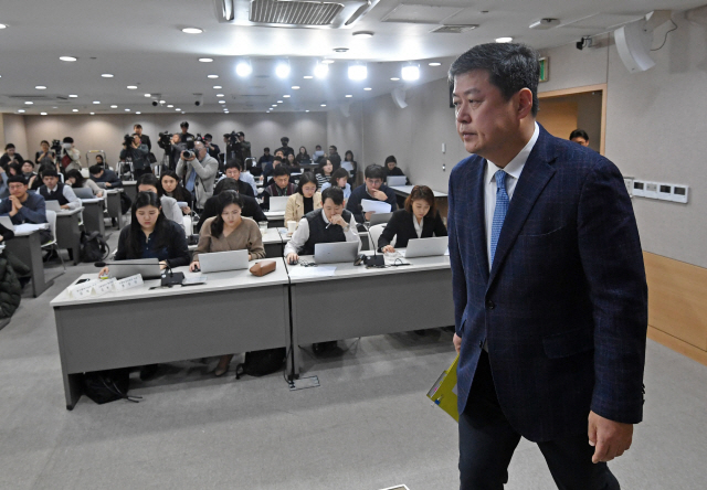 김정각 금융위원회 자본시장정책관이 14일 서울 종로구 정부서울청사 브리핑실에서 ‘사모펀드 제도개선 방향’을 발표하기 위해 입장하고 있다. /성형주기자