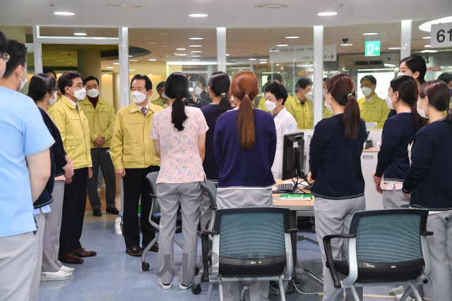 정세균 국무총리가 26일 국가 감염병 전담병원으로 지정된 근로복지공단 대구병원을 방문해 의료진들을 격려하고 있다./사진제공=총리실