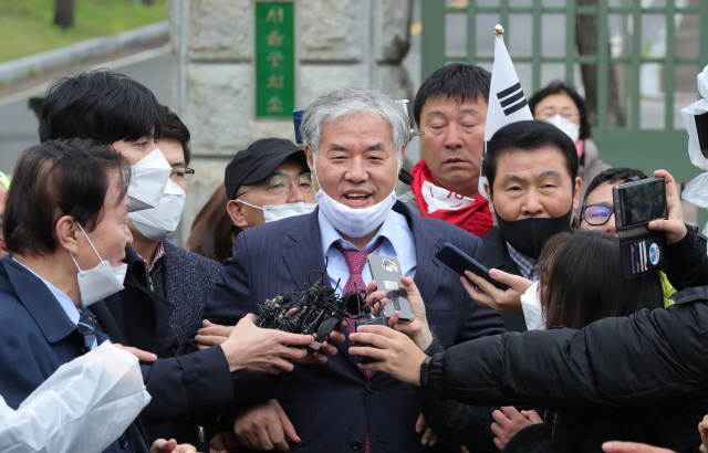 전광훈(가운데) 한국기독교총연합회 대표회장 목사가 20일 경기도 의왕시 서울구치소에서 보석으로 석방된 후 취재진의 질문에 답하고 있다. 그는 광화문 집회 등에서 특정 정당의 지지를 호소한 혐의로 구속된 바 있다. /의왕=연합뉴스