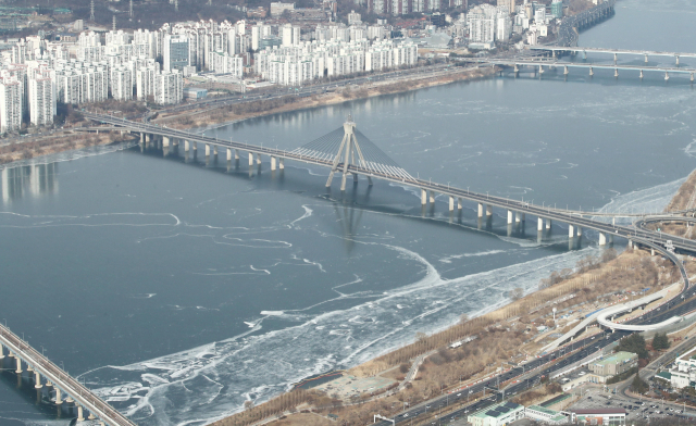 서울 낮기온이 영하권에 머문 지난 1월 서울 올림픽대교 인근 한강에 얼음이 얼어 있다. /연합뉴스