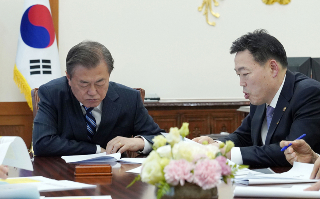 문재인 대통령이 31일 오후 김오수 검찰총장 임명안을 재가했다. 청와대에 따르면 김오수 총장의 임기는 6월 1일부터 시작된다. 검찰청법에 따른 검찰총장의 임기는 2년이다. 사진은 지난 2019년 11월 8일 문 대통령이 청와대에서 당시 김오수 법무부 차관으로부터 ‘개혁 추진 경과 및 향후계획’에 대한 보고를 받고 있는 모습./연합뉴스