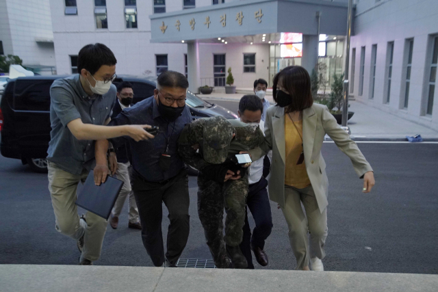 극단적 선택을 한 공군 여성 부사관을 성추행한 혐의를 받는 장 모 중사가 2일 구속영장실질심사를 받기 위해 국방부 보통군사법원에 압송됐다./연합뉴스