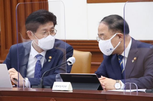 홍남기(오른쪽) 부총리 겸 기획재정부 장관과 노형욱 국토교통부 장관이 3일 정부서울청사에서 열린 국정현안점검조정회의에 참석해 대화하고 있다. /연합뉴스