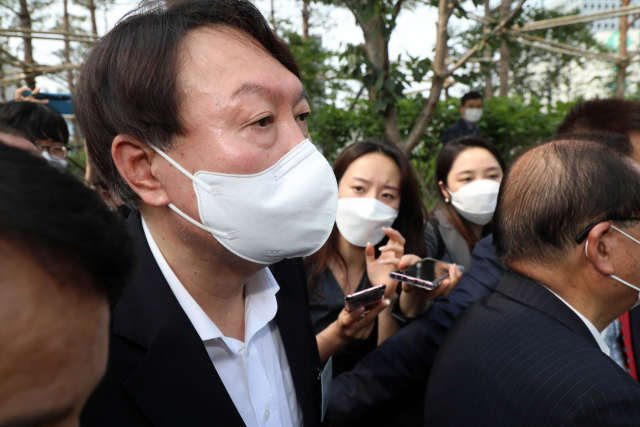 윤석열 전 검찰총장이 9일 오후 서울 중구 남산예장공원에서 열린 독립운동가 우당 이회영 선생 기념관 개관식에 참석하기 위해 이동 중 취재진의 질문을 듣고 있다. /연합뉴스