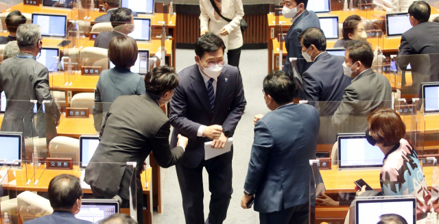 송영길 더불어민주당 대표는 16일 서울 여의도 국회에서 열린 본회의에서 교섭단체 대표연설을 마치고 동료들과 인사를 나누고 있다. /성형주 기자