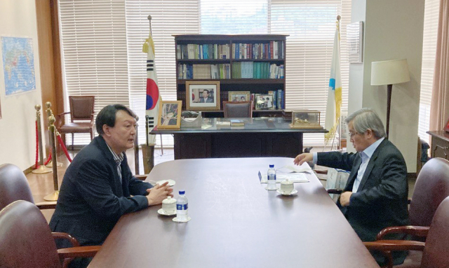 윤석열 전 검찰총장이 지난 11일 서울 마포구 동교동 연세대 김대중 도서관을 방문, 김성재 김대중 노벨평화상 기념관 이사장과 대화하고 있다. /윤석열 전 검찰총장 측 제공