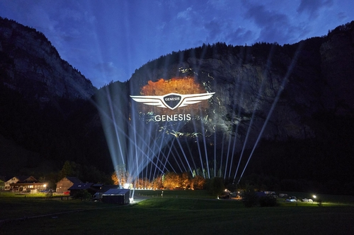지난 29일(현지시간) 제네시스는, 스위스 알프스에서 3D 프로젝션으로 유럽 진출을 알리는 행사를 진행했다./사진제공=제네시스