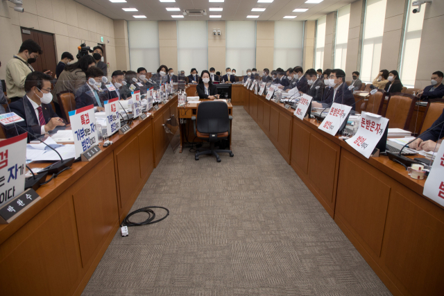 1일 오전 서울 여의도 국회에서 열린 행정안전위원회 국정감사에서 대장동 개발 게이트와 관련해 국민의힘은 '특검 거부하는 자가 범인이다'라는 손팻말을, 더불어민주당은 '돈 받은 자가 범인이다'라는 손팻말을 자리에 붙여 놓고 있다./권욱 기자