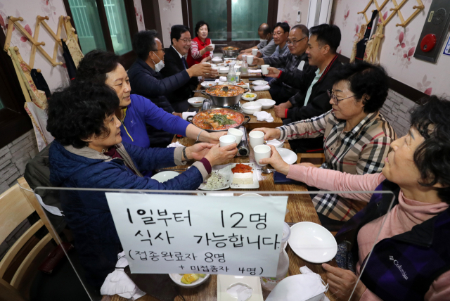 단계적 일상 회복인 '위드 코로나' 시행 첫날인 1일 대전 서구 월평동의 한 음식점에서 월평1동 주민센터 소속 자원봉사단이 단체로 점심 식사를 하며 건배하고 있다. /대전=연합뉴스