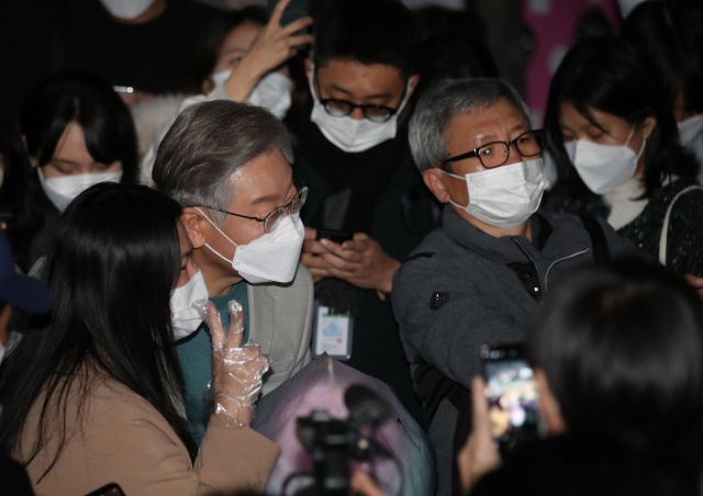 이재명 더불어민주당 대선후보가 19일 대전시 서구 둔산동 갤러리아백화점 타임월드 앞에서 내려 광장으로 이동하며 지지자들과 기념촬영을 하고 있다. /연합뉴스