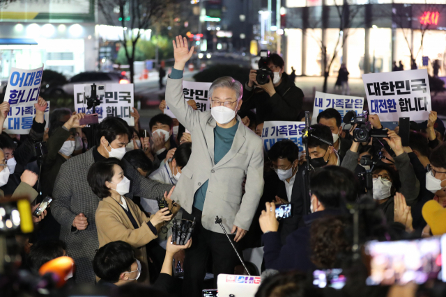 이재명 더불어민주당 대선후보가 19일 대전시 서구 둔산동 갤러리아백화점 타임월드 앞에서 대전 시민들에게 즉석연설하고 있다./연합뉴스