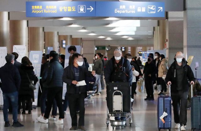 정부가 코로나19 새로운 변이인 '오미크론'의 국내 유입을 막기 위해 아프리카 8개국의 입국 제한 조치를 결정한 가운데 인천공항 1터미널에 외국인들이 입국하고 있다. /영종도=권욱 기자