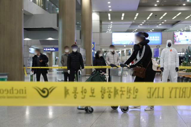 국내에서 첫 오미크론 변이 바이러스 확진자가 나온 1일 인천국제공항에 에티오피아의 수도 아디스아바바에서 출발한 항공기를 타고 도착한 승객들이 입국하고 있다. /연합뉴스