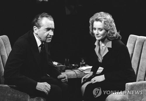 1980년 리처드 닉슨 대통령과 인터뷰하는 ABC 앵커 바바라 월터스 [AP 연합뉴스 자료사진. 재판매 및 DB 금지]