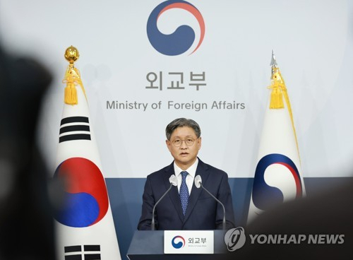 임수석 외교부 대변인이 13일 서울 종로구 도렴동 외교부 청사에서 정례브리핑을 하고 있다./연합뉴스