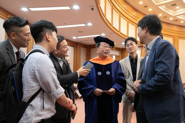 김재철(가운데) 동원그룹 명예회장이 19일 서울 성동구 한양대 백남학술정보관에서 열린 명예공학박사 학위 수여식 후 취재진과 만나 질의응답을 하고 있다. 사진 제공=동원그룹