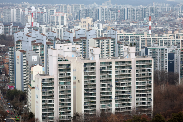 증여 후 양도를 통한 변칙 절세를 막기 위한 양도세 이월과세는 이혼을 해도 적용된다. 사진은 노원·도봉구 일대 아파트 단지. /연합뉴스