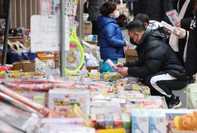 18일 서울 한 문구 종합시장에서 한 외국인이 물건을 살펴보고 있다. 연합뉴스