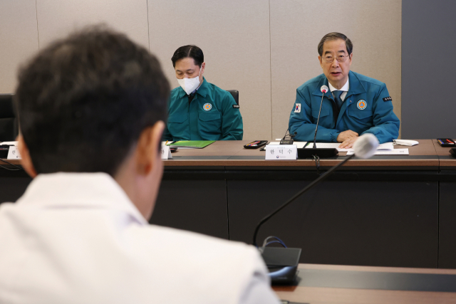 정부의 전공의에 대한 복귀 시한이 지난 1일 오전 한덕수 국무총리가 서울 강동구 중앙보훈병원을 찾아 발언하고 있다. 연합뉴