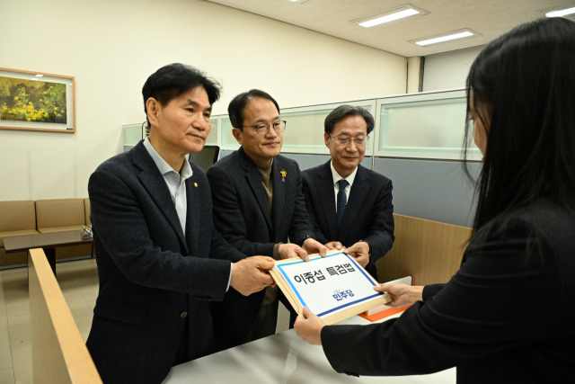 박주민(가운데) 더불어민주당 원내수석부대표와 이용선(왼쪽) 외통위 간사, 유동수 의원이 12일 오전 이종섭 특검법을 국회 의안과에 제출하고 있다. 연합뉴스