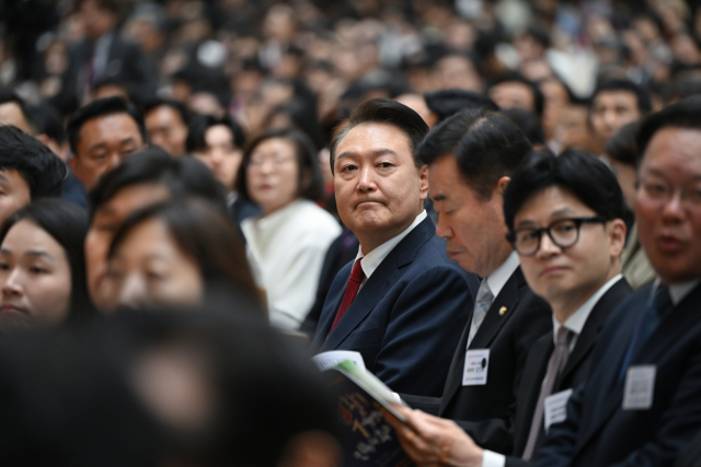 윤석열 대통령이 부활절인 31일 서울 강동구 소재 명성교회에서 열린 '2024 한국교회부활절연합예배'에 참석하고 있다. 윤 대통령부터 오른쪽으로 김진표 국회의장, 국민의힘 한동훈 비상대책위원장, 더불어민주당 김부겸 상임공동선거대책위원장. 연합뉴스