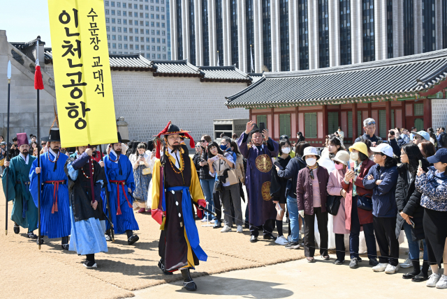 31일 서울 종로구 경복궁에서 2024 전국 수문장 임명의식이 열리고 있다. 이날 경복궁 흥례문 일원에서 열린 전국 수문장 임명의식에는 경복궁, 창덕궁, 덕수궁, 인천국제공항, 제주목, 진주성, 강른 대도호부와 올해 새롭게 추가된 영월 장릉까지 8곳의 수문장들이 참여했다. 권욱 기자 2024.03.31