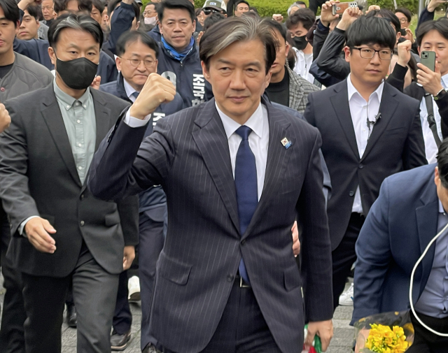 조국 조국혁신당 대표가 31일 부산 남구 대연동 대연혁신지구 복합상가 앞 광장에서 열린 '부산 시민과 함께' 행사에 참석하고 있다. 연합뉴스