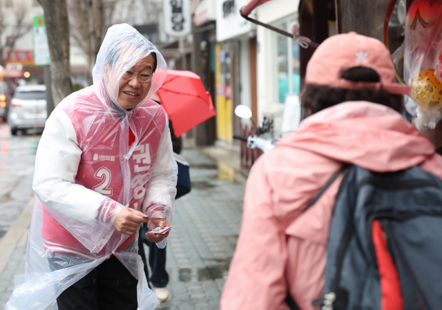 공식 선거운동 개시 이틀째인 지난달 29일 오전 서울 용산구 후암시장 인근에서 용산구에 출마한 권영세 국민의힘 후보가 지지를 호소하고 있다. 연합뉴스