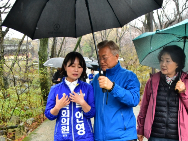 문재인 전 대통령이 3일 부산 금정구를 찾아 박인영 더불어민주당 금정구 후보와 이야기를 나누고 있다. 박 후보 제공