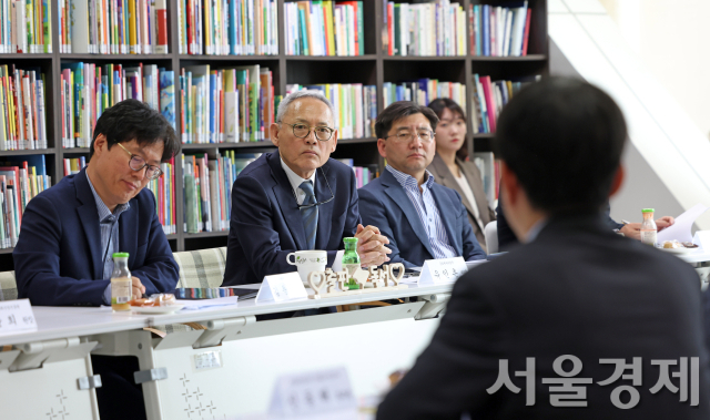 유인촌(가운데) 문화체육관광부 장관이 26일 서울 마포구 한국출판문화산업진흥원 서울사무소에서 출판사 관계자들을 만나 건의와 주장을 듣고 있다. 사진 제공=문체부