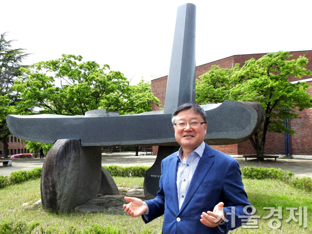 김영수 영남대 사회과학대 학장이 29일 경북 경산의 본교 캠퍼스 교정에서 서울경제신문과 인터뷰를 하고 있다. 경산=민병권 논설위원