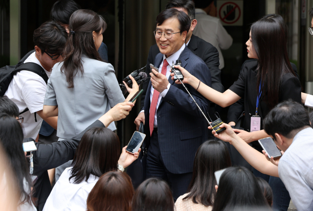 30일 서울 서초구 고등법원 앞에서 노소영 아트센터 나비 관장의 법률 대리인 김기정 변호사가 최태원 SK그룹 회장과 노 관장의 이혼소송 관련 2심 선고 공판을 마친 뒤 입장을 밝히고 있다. 사진=뉴스1